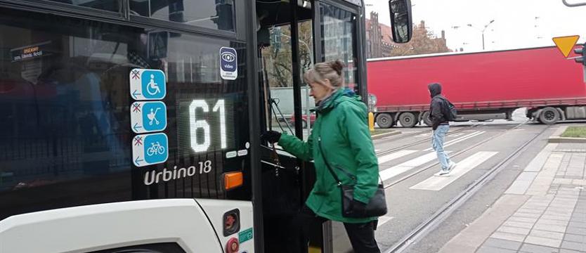 W autobusach upchani jak sardynki w puszce. Pasażerowie zirytowani, ZDiTM rozwiązania nie widzi