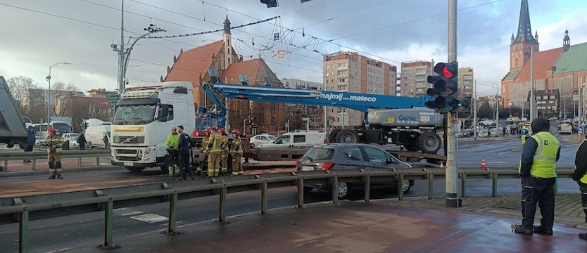Paliwo wylało się z uszkodzonego zbiornika ciężarówki przy Moście Długim