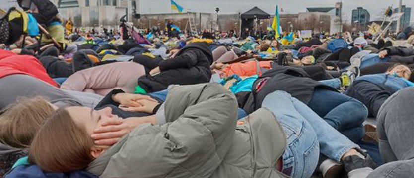 Tysiące ciał przed Bundestagiem. Niebiesko-żółty protest w Berlinie