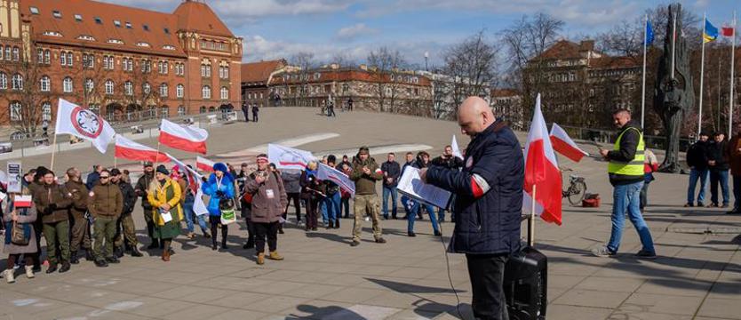 Przeciwnicy szczepień na placu Solidarności