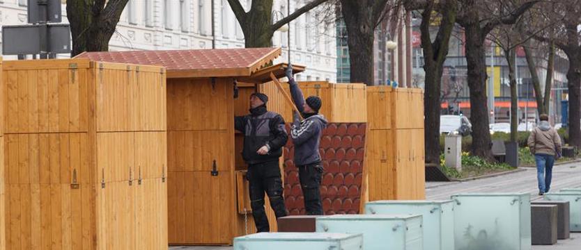 Jarmark wielkanocny w alei kwiatowej już w środę. Ruszył montaż stoisk