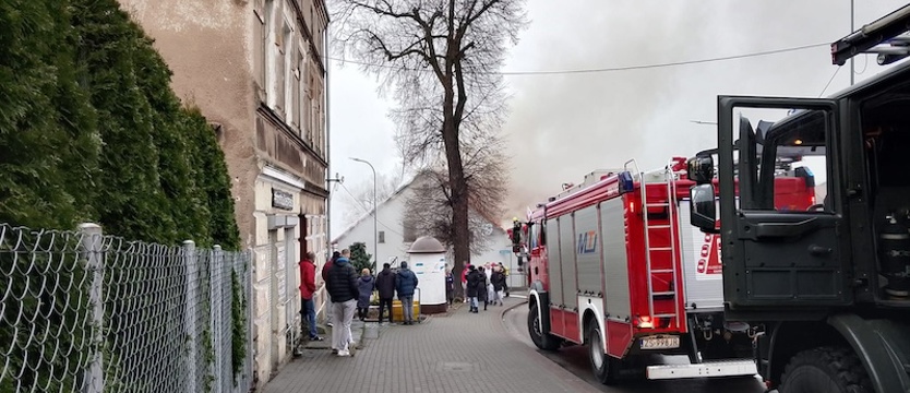 Pożar domu wielorodzinnego w Czaplinku. Dwie osoby poszkodowane