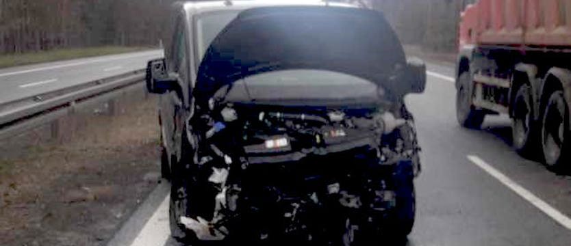 Osobówka wjechała w auto drogowców na S10. Droga jest zablokowana