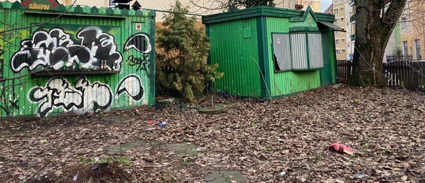Śmieci, butelki, gryzonie u zbiegu ulic Emilii Plater i Miedzianej