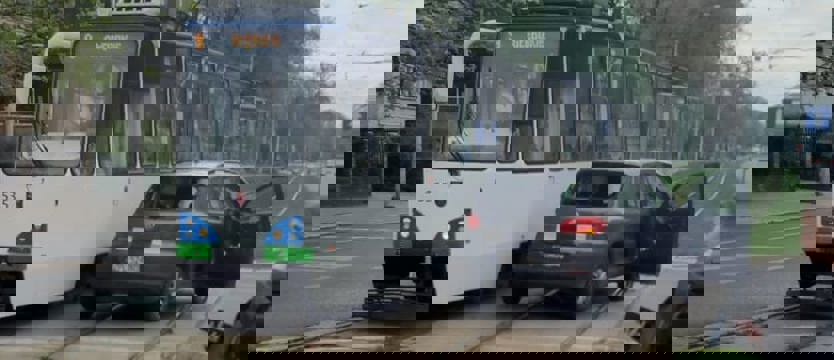 Zderzenie tramwaju z samochodem w al. Wojska Polskiego