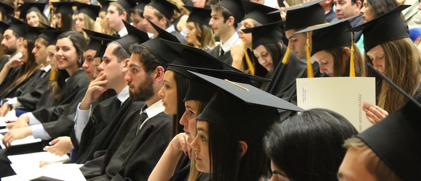 Studenci walczą o swoje dyplomy. Studiowali rzetelnie, państwo sypie piach w tryby
