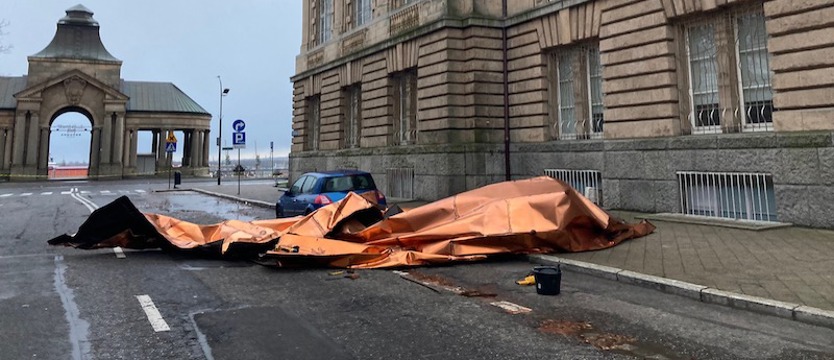 Wieje silny wiatr. Uszkodzone budynki, połamane drzewa, zablokowane drogi