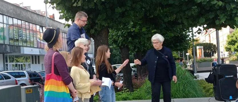 Solidarni z Afgankami i Afgańczykami. Wiec i minuta krzyku na placu Adamowicza