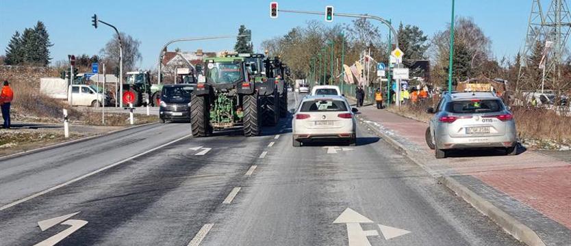 Strajk w Niemczech, problemy Polaków. Na drogi wyjechało kilka tysięcy ciągników rolniczych