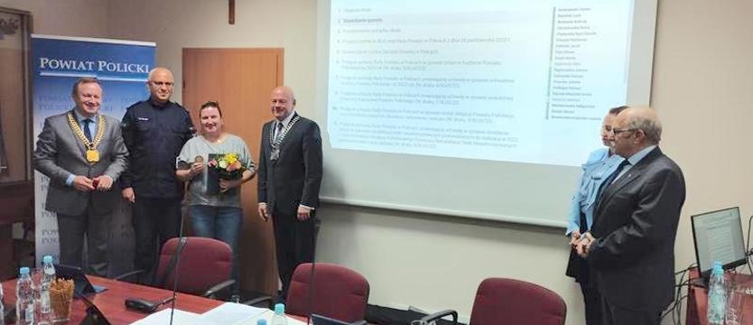 Medal za postawę godną naśladowania. Znalazła dużo pieniędzy i bez namysłu oddała