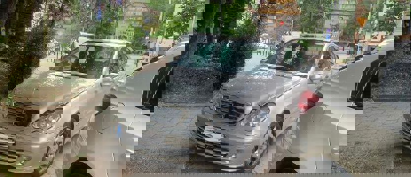 Ani centymetra dla pieszego. Mercedesem na chodniku