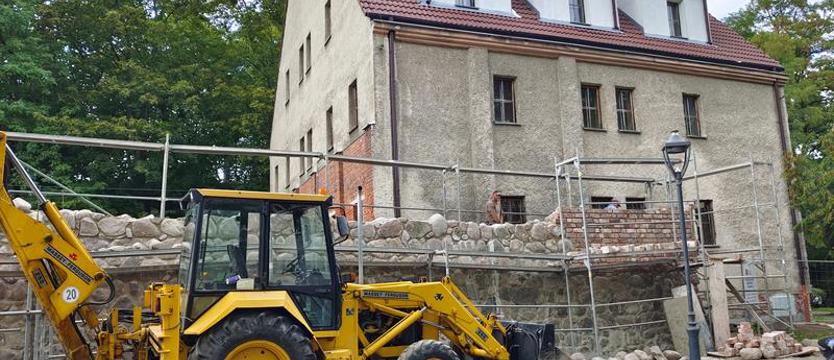 Nowy mur pnie się w górę. Renowacja miejskich obwarowań przy ul. Klasztornej