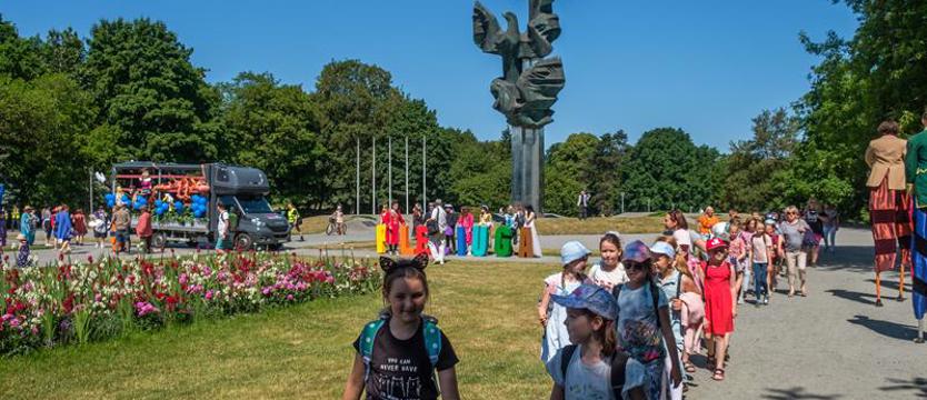 Kolorowe Święto Pleciugi. Rozśpiewany korowód przeszedł przez miasto