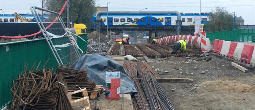 Remont mostu nad Kanałem Zielonym z poślizgiem. Kiedy zakończą prace?