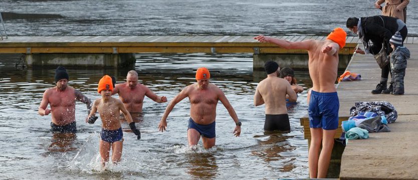 Świąteczna kąpiel morsów w jeziorze Głębokie