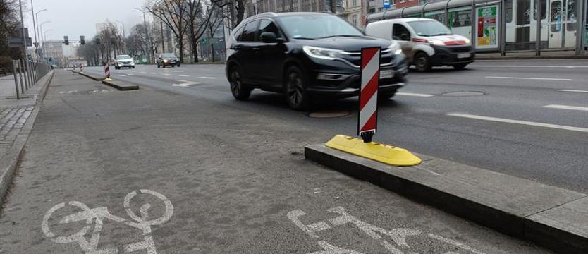 Odblaskowe separatory dla bezpieczeństwa. Radny: „Nieoczywista geometria"