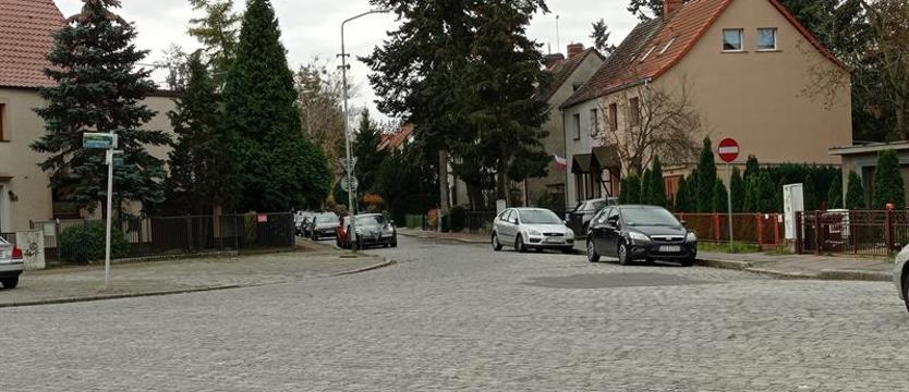 Jazda pod prąd ul. Jacka Soplicy. Urzędnik problemu nie widzi