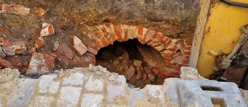 Odkrycie na placu Orła Białego. Podziemny korytarz może mieć ponad 300 lat