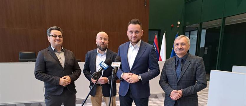 Podwyżki są, raportu z konsultacji brak. Sprzeciw radnych PiS