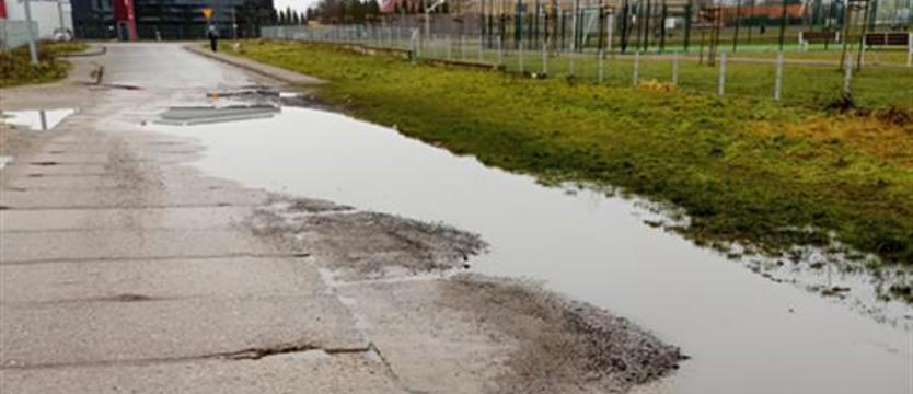 Mieszkańcy Skarbimierzyc się niecierpliwią. Kiedy tu wybudują drogę?