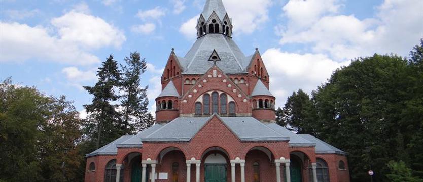 Renowacja cmentarnych dachów – teraz w kaplicy głównej. Nie zakłóci ceremonii pogrzebowych?