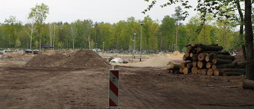 Większy cmentarz w Policach