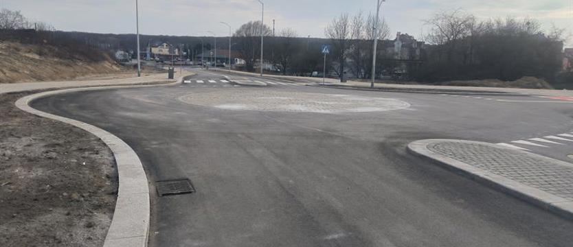 Nowa droga w Policach odebrana. Łączy dwa przystanki SKM