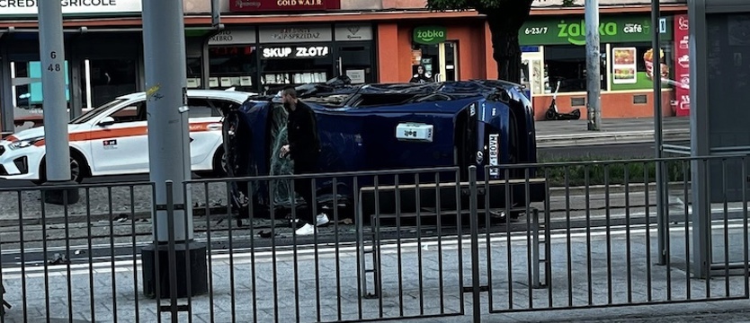 Dachowanie przy placu Rodła. Stanęły tramwaje