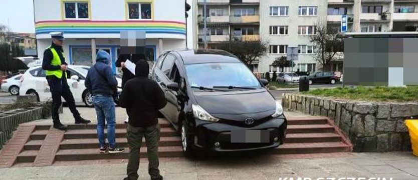 Zaufał nawigacji i jego auto utknęło na schodach na prawobrzeżu Szczecina