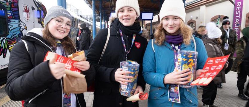 Głośno i kolorowo na szczecińskim dworcu. Orkiestra już gra!