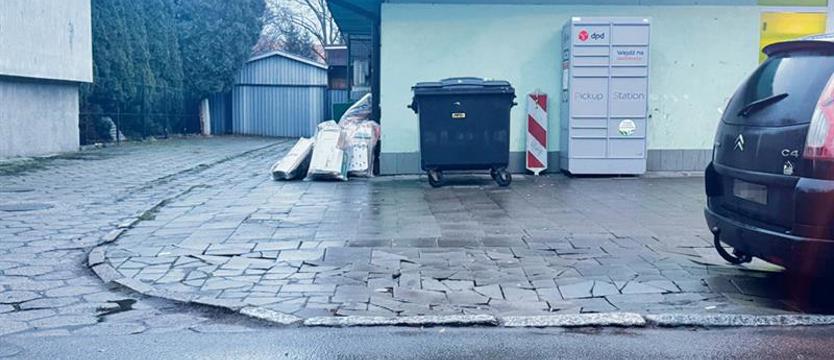 Na Zamiejskiej chodnik się sypie