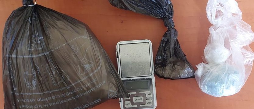 W mieszkaniu trzymał prawie kilogram amfetaminy. W łazience policjanci znaleźli kolejne narkotyki