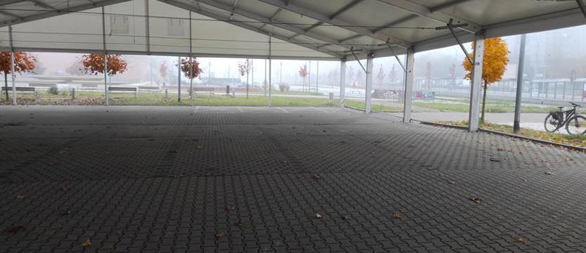 Lodowisko zamiast parkingu. Dla jednych frajda, dla drugich problem