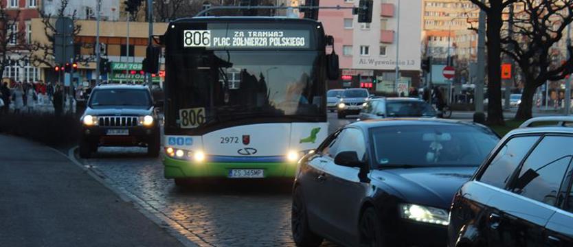 Przystanek czy parking? Problemy przy Kaskadzie