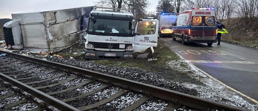 Ciężarówka wjechała pod pociąg na przejeździe kolejowym. Dwie osoby w szpitalu