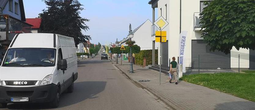 Przesunąć znak drogowy. Mają pierwszeństwo, ale się zatrzymują