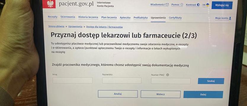 Pacjent w bólu, lekarz z blokadą