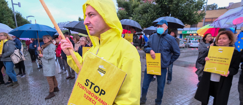 Manifestanci na pl. Adamowicza: "Polska jest zbudowana na uchodźcach"
