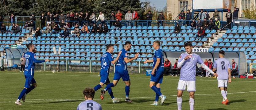 Piłka nożna. III liga pod znakiem derbów, a Błękitni wiceliderują