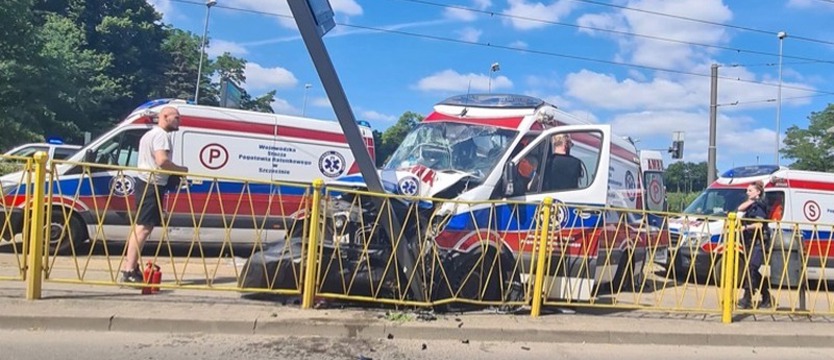 Wypadek karetki w Szczecinie. Jedna osoba nie żyje, cztery są poszkodowane