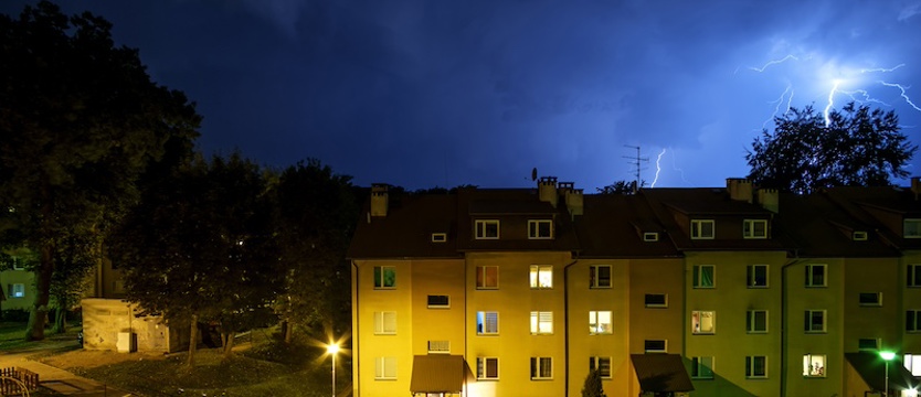 Uwaga na burze z gradem i porywisty wiatr. Alert dla całego regionu