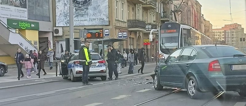 Radiowóz i osobówka zderzyły się w al. Wyzwolenia
