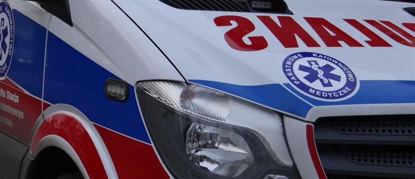 Powinien się izolować, ale imprezował ze znajomymi. Naraził też ratowników medycznych