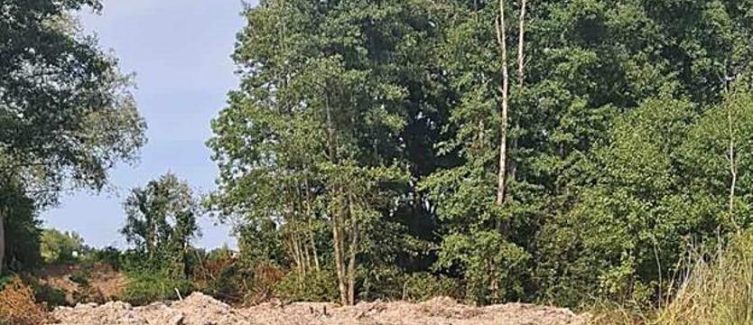 Zdewastowali teren nad jeziorem Woświn