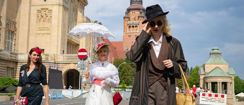Szczecin w klimatach retro. Tak wyglądał spacer miłośników dawnych strojów i epok