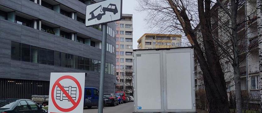 Brak procedur. Śmieci sprzątnięto, ale trawniki nadal są rozjeżdżane