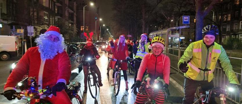 Cukierki od Mikołaja na rowerze. Gryfus ubarwił przedświąteczny czas w Szczecinie