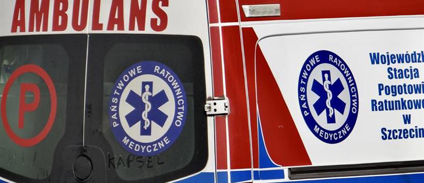 Wypadek na S6 - w Wyszogórze. Samochód dachował i uderzył w lampę