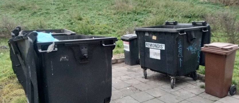 Lokatorzy ul. Szarotki nadal bez śmietników. Tysiąc za śmieci