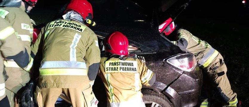 Po uderzeniu w drzewo dwie osoby zakleszczone w aucie